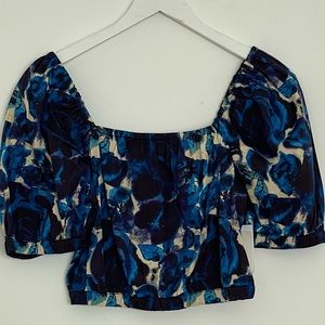 Abstract print top where gathered hem cropped